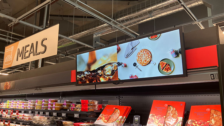 Real-Time Data Management with Digital Signage in Manufacturing
